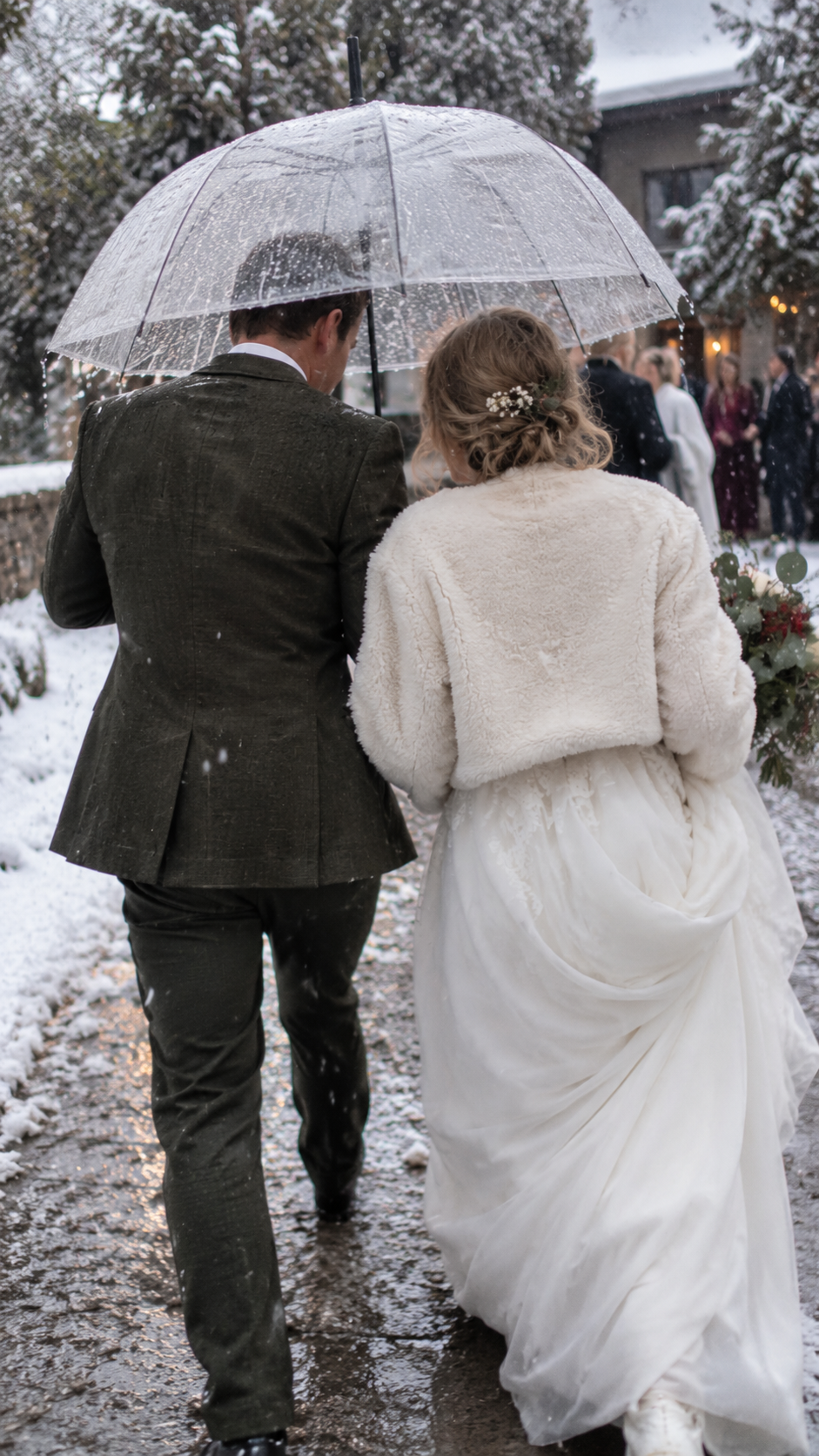 Winterliche Hochzeit unter dem Regenschirm